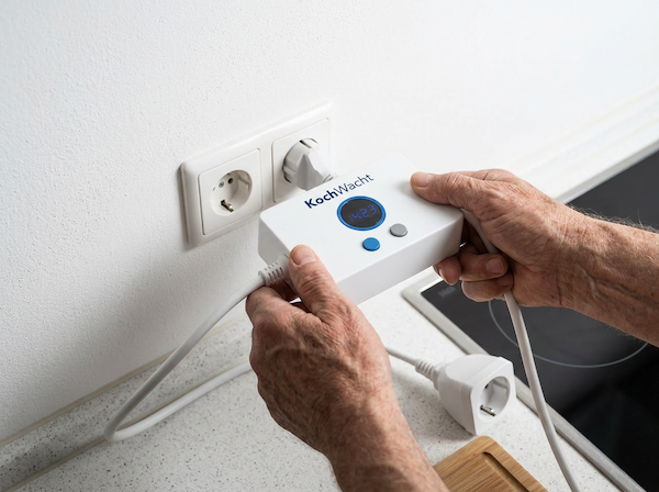 KochWacht Atomic Interim wird zwischen Steckdose und Herdstecker installiert